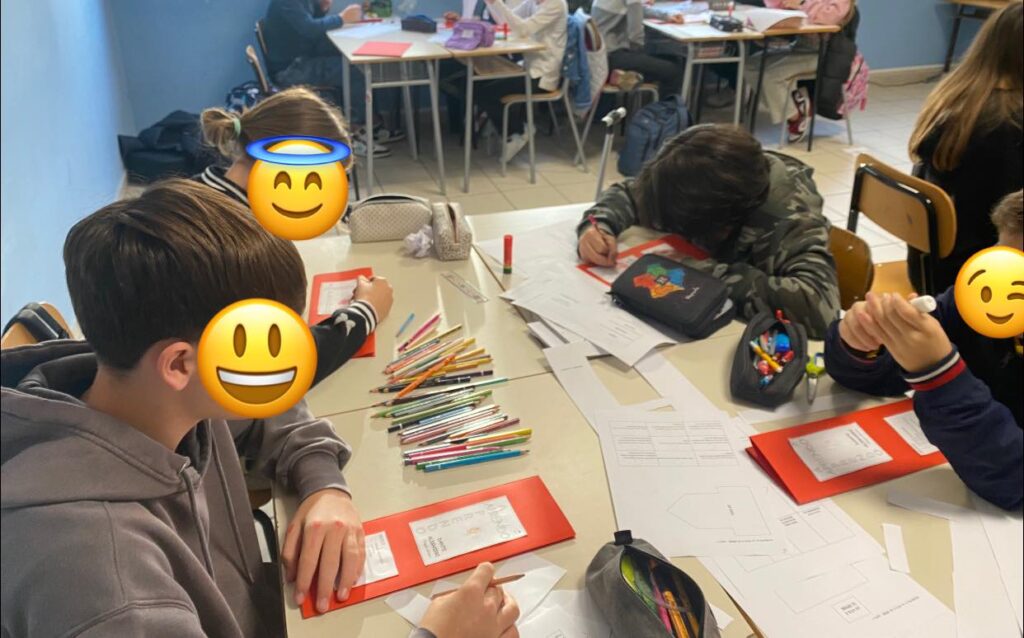 Studenti che costruiscono un lapbook